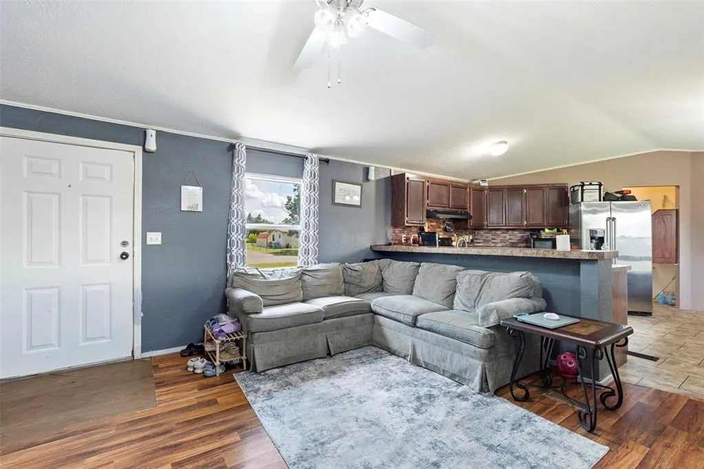 Photo 9 — 207 W Grand Street, Union City, OK 73090