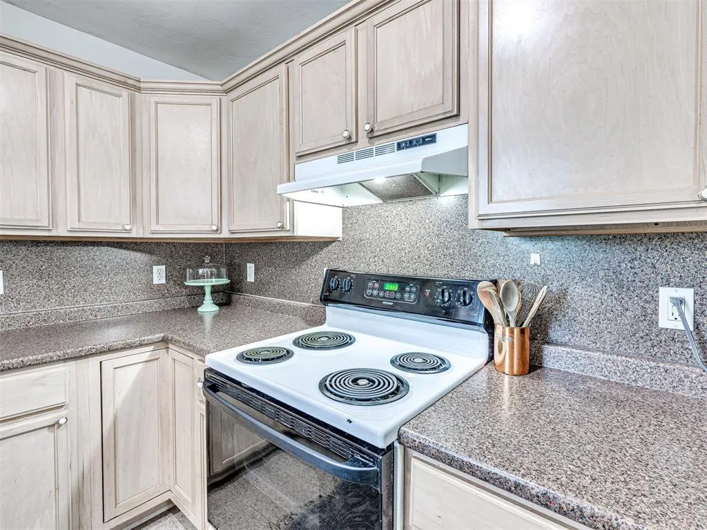 Photo 28 — 2920 Somerset Place, Oklahoma City, OK 73116