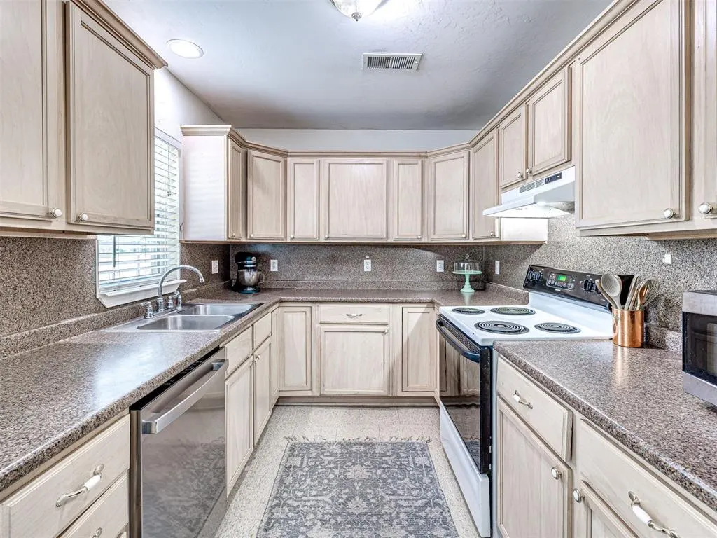 Photo 2 — 2920 Somerset Place, Oklahoma City, OK 73116