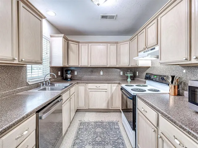 Photo 2 — 2920 Somerset Place, Oklahoma City, OK 73116