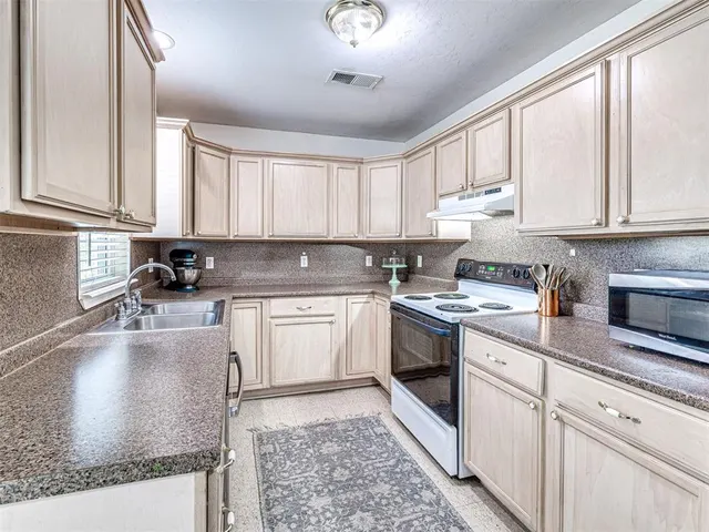 Photo 8 — 2920 Somerset Place, Oklahoma City, OK 73116