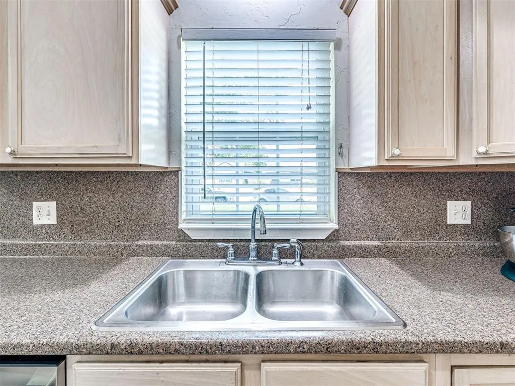 Photo 9 — 2920 Somerset Place, Oklahoma City, OK 73116