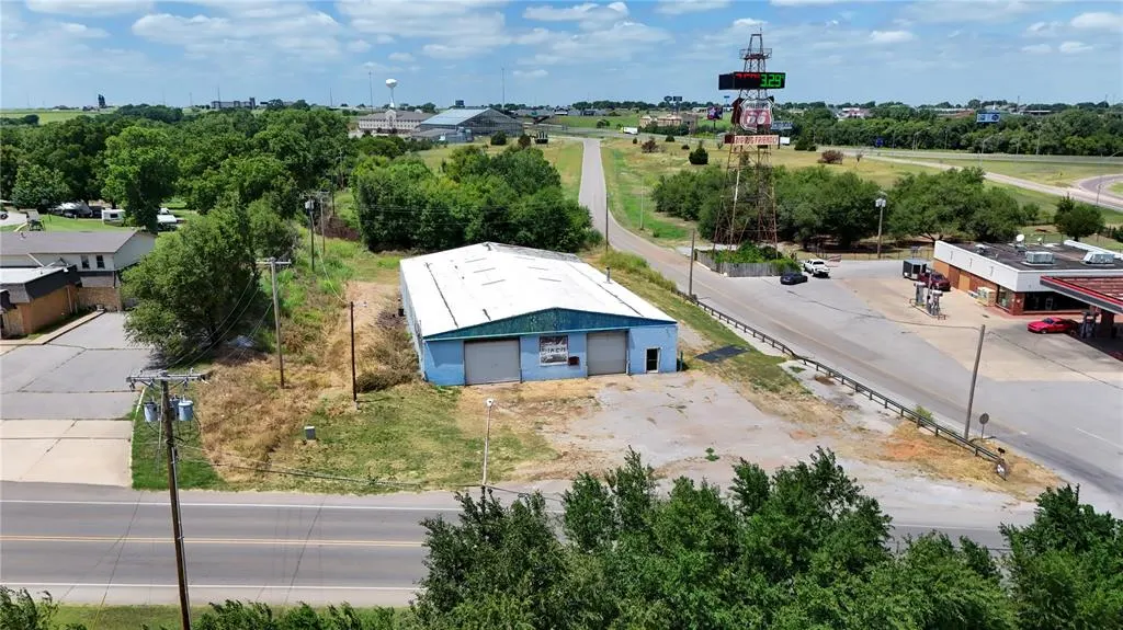 Photo 2 — 1406 Neptune Drive, Clinton, OK 73601