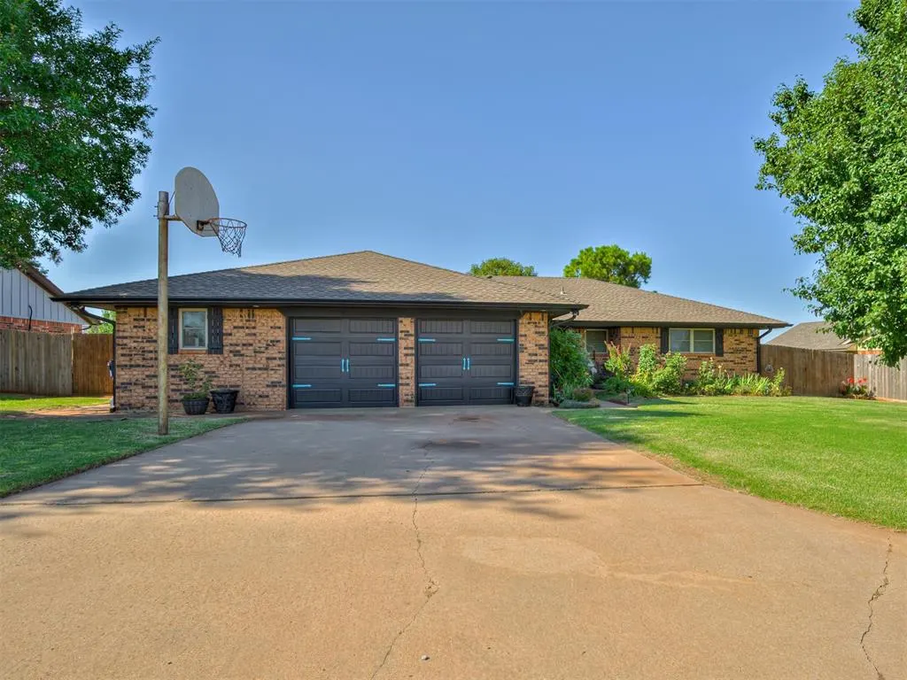 Photo 2 — 617 Hoehner Avenue, Okarche, OK 73762
