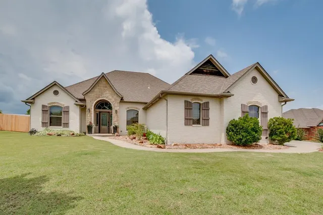 Photo 2 — 825 Silver Tree Drive, Choctaw, OK 73020