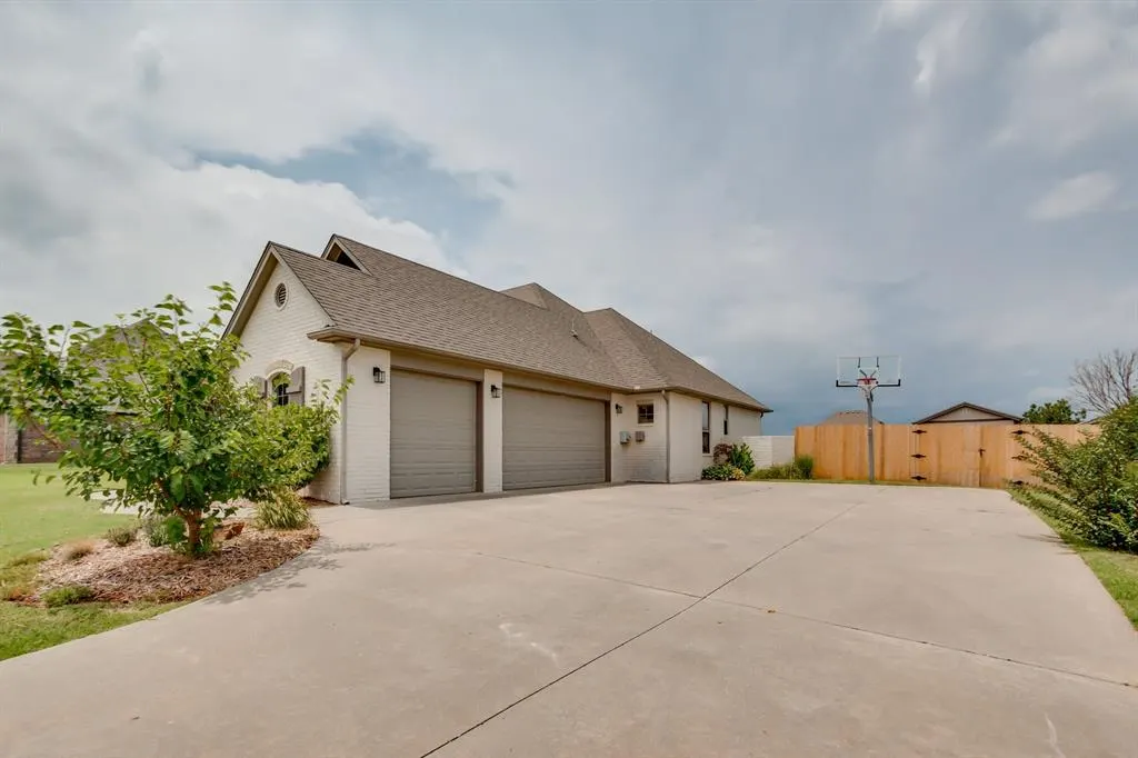 Photo 7 — 825 Silver Tree Drive, Choctaw, OK 73020