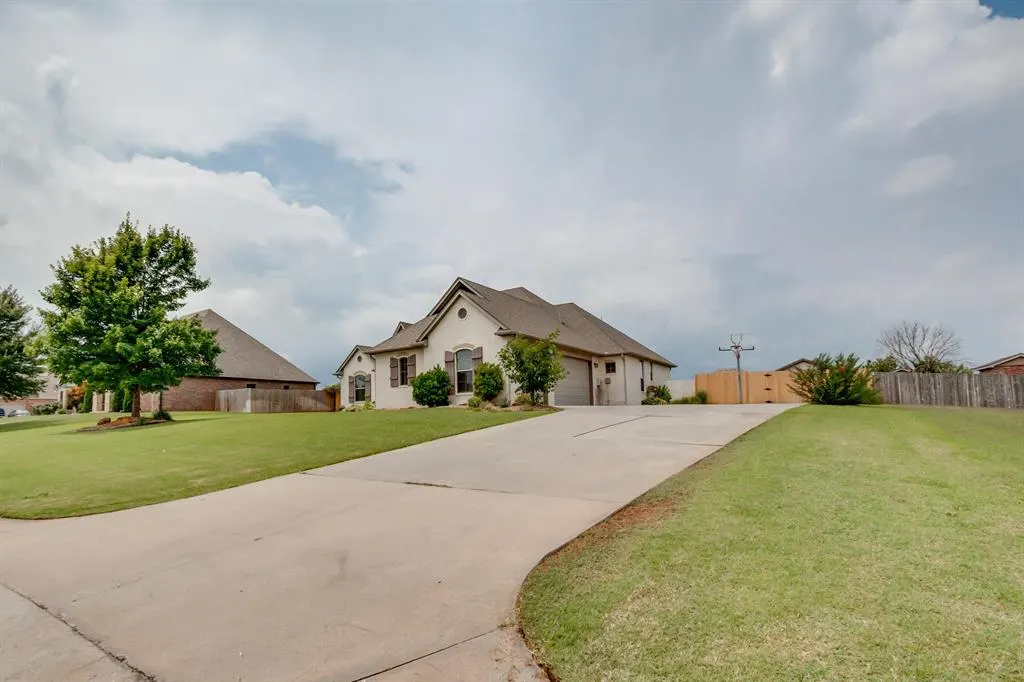 Photo 4 — 825 Silver Tree Drive, Choctaw, OK 73020