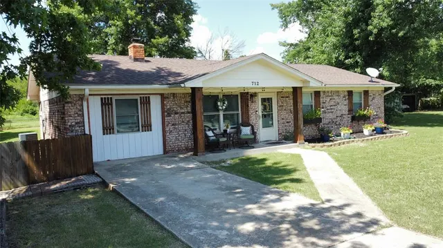 Photo 2 — 712 W Girard Street, Okemah, OK 74859