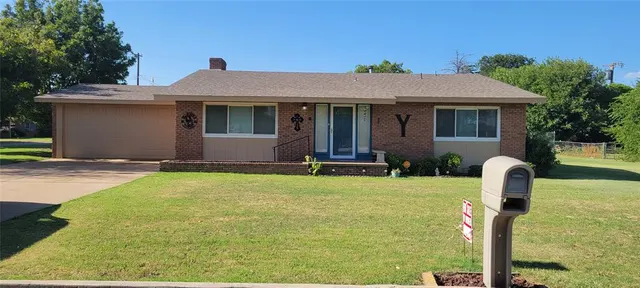 Front exterior — 402 E Lincoln Street, Hollis, OK 73550