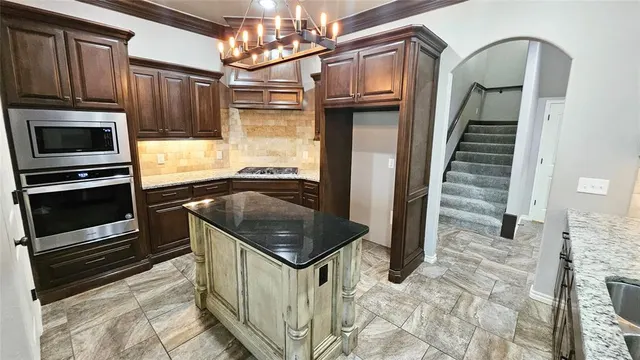 Photo 7 — 2017 Pembroke Lane, Edmond, OK 73003