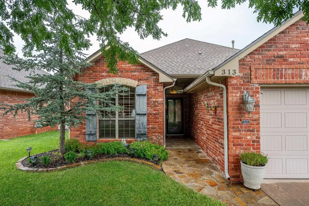 Photo 2 — 313 Coldbrook Circle, Edmond, OK 73003