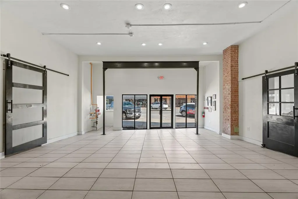 Photo 5 — 606 Frisco Avenue, Clinton, OK 73601