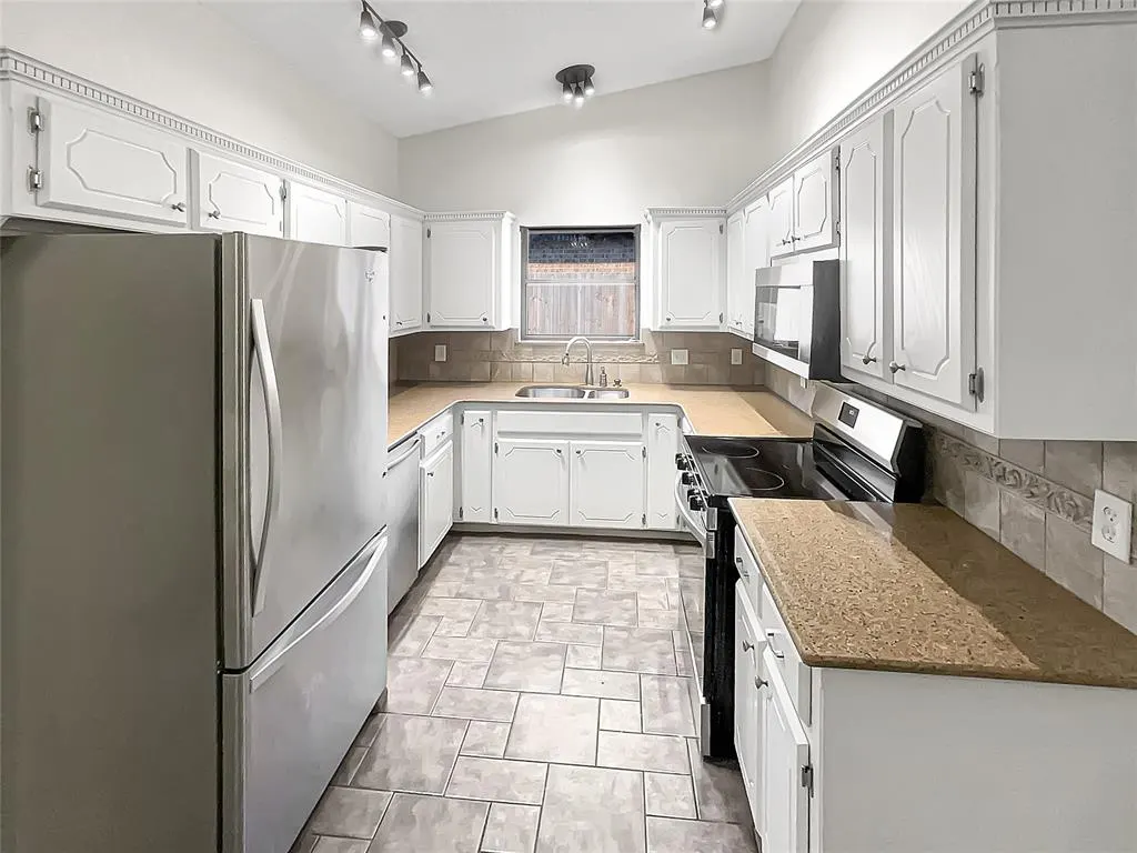 Photo 6 — 8113 Wilshire Ridge Drive, Oklahoma City, OK 73132