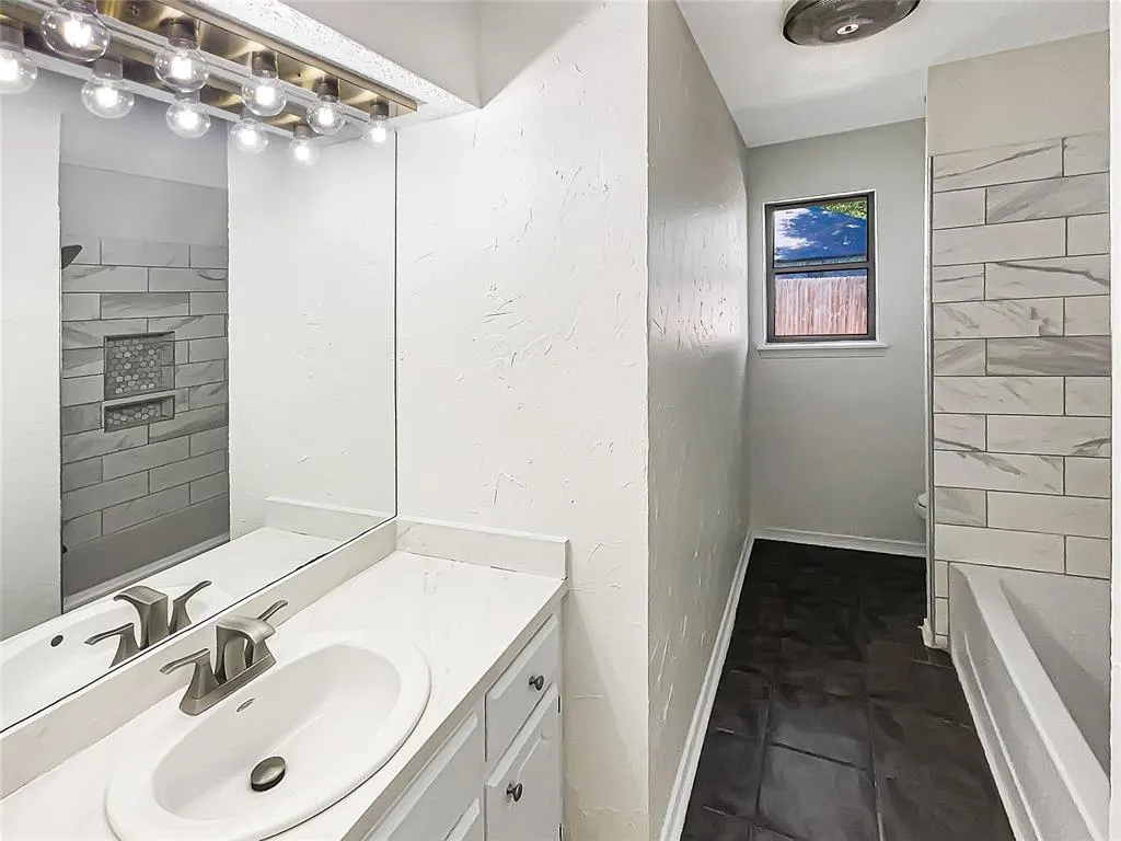 Photo 7 — 8113 Wilshire Ridge Drive, Oklahoma City, OK 73132