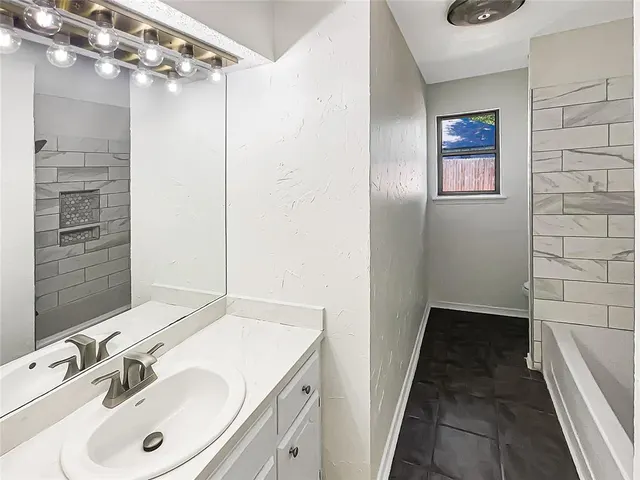 Photo 7 — 8113 Wilshire Ridge Drive, Oklahoma City, OK 73132