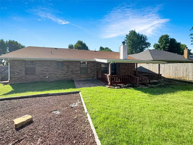 Photo 8 — 8113 Wilshire Ridge Drive, Oklahoma City, OK 73132