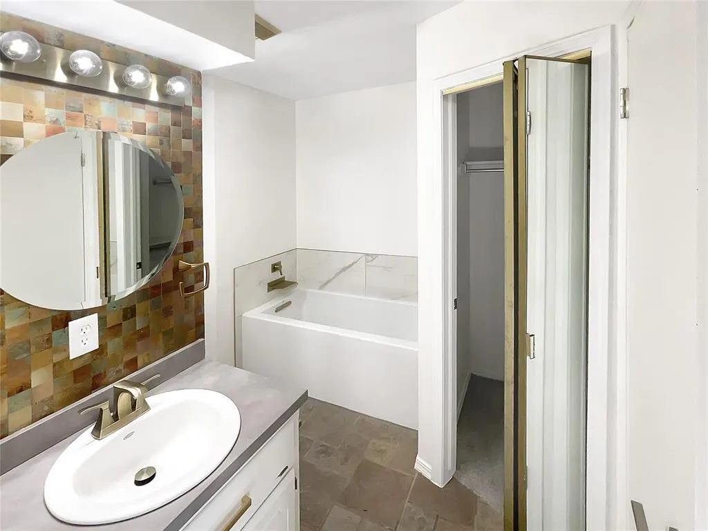 Photo 11 — 8113 Wilshire Ridge Drive, Oklahoma City, OK 73132
