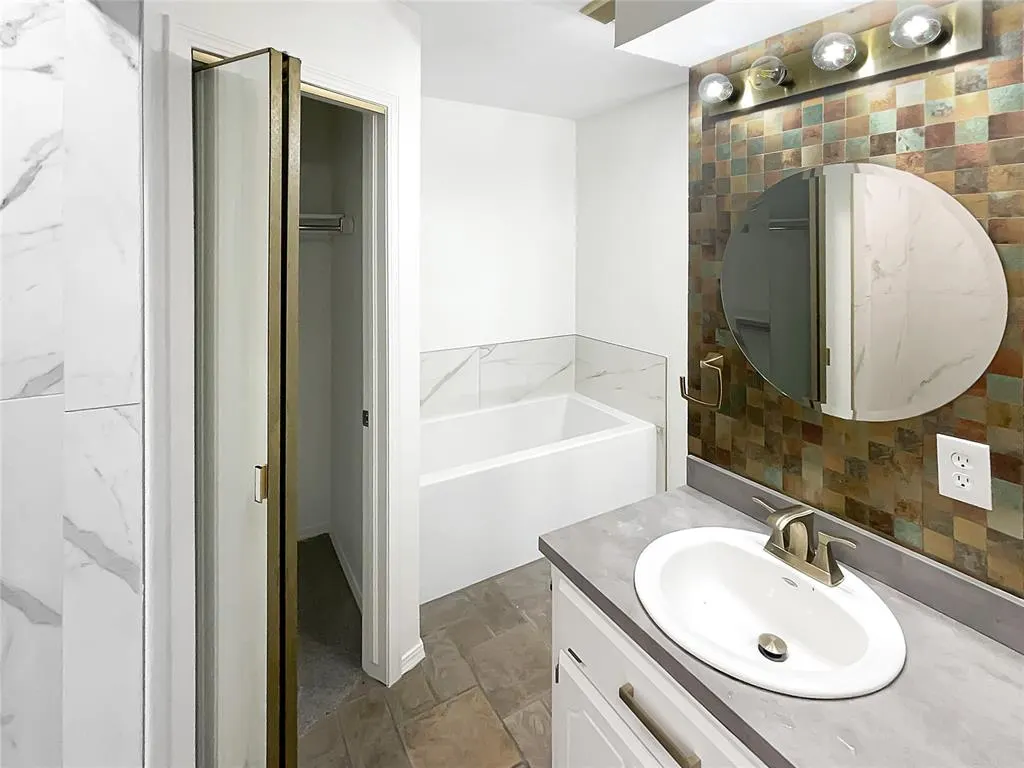 Photo 14 — 8113 Wilshire Ridge Drive, Oklahoma City, OK 73132