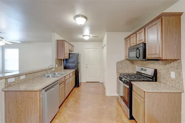 Photo 4 — 405 Sterling Pointe Way, Edmond, OK 73003