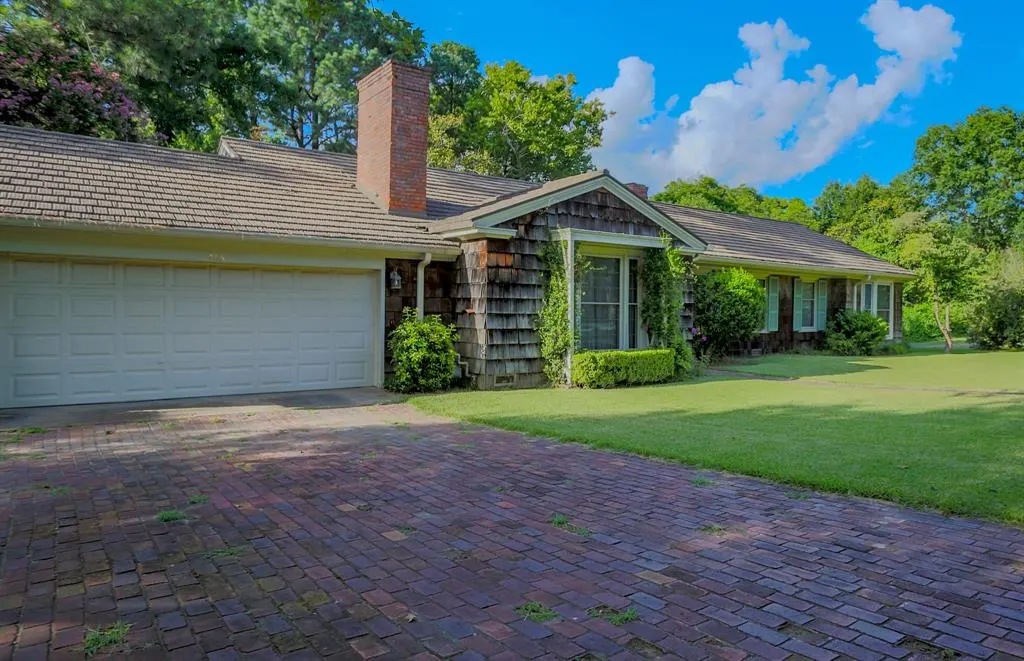 Photo 2 — 705 SE Jefferson Street, Idabel, OK 74745