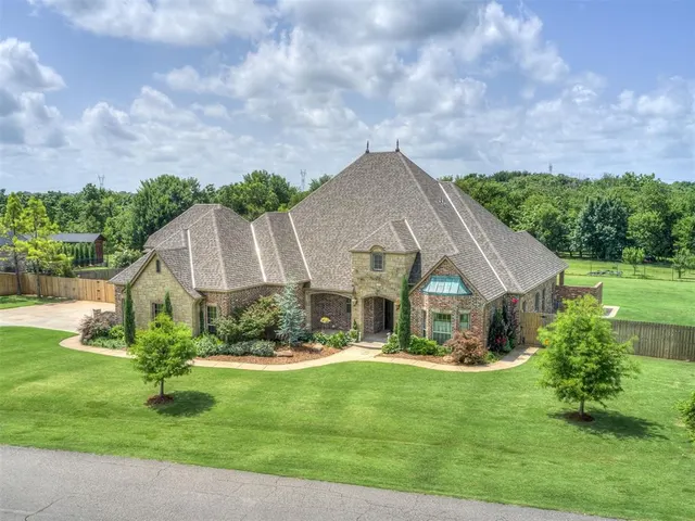 Photo 3 — 10925 San Lorenzo Drive, Oklahoma City, OK 73173