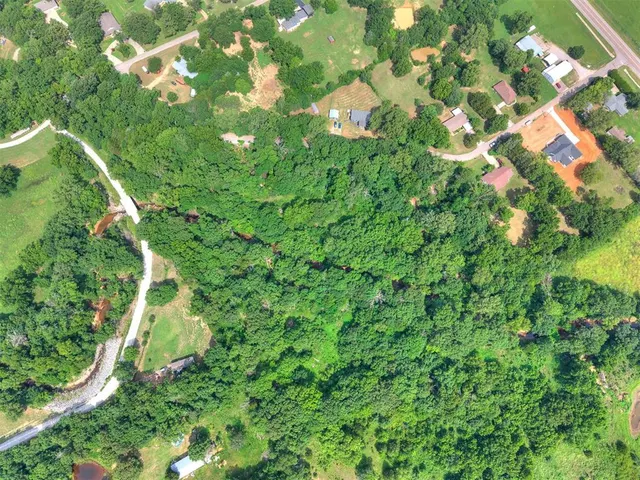 Photo 2 — 4 Hillcrest Drive, Shawnee, OK 74801