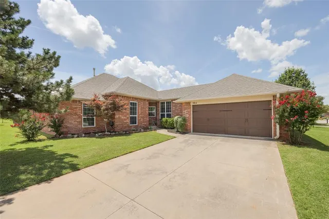 Front exterior — 304 Coldbrook Circle, Edmond, OK 73003