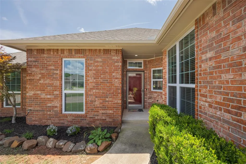 Photo 2 — 304 Coldbrook Circle, Edmond, OK 73003