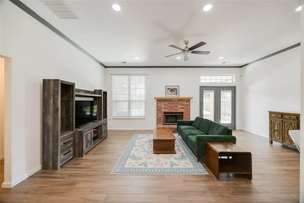 Photo 3 — 304 Coldbrook Circle, Edmond, OK 73003