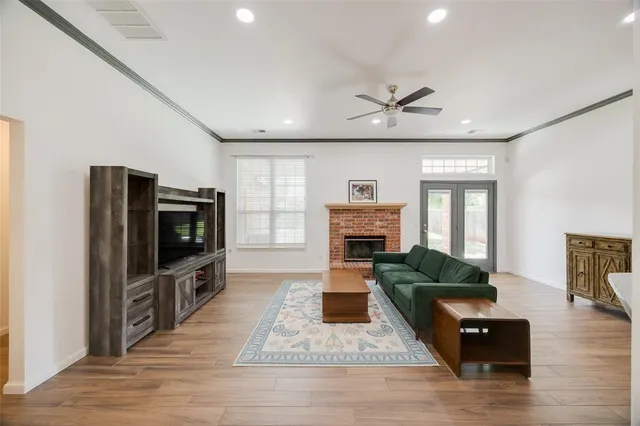 Photo 3 — 304 Coldbrook Circle, Edmond, OK 73003