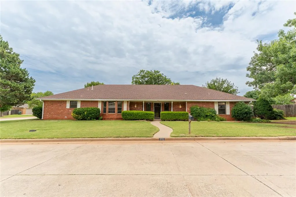 Front exterior — 205 Randolph Road, Clinton, OK 73601