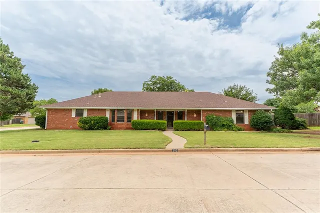 Front exterior — 205 Randolph Road, Clinton, OK 73601