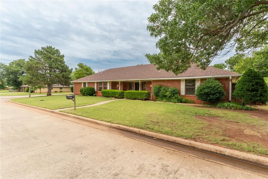 Photo 4 — 205 Randolph Road, Clinton, OK 73601