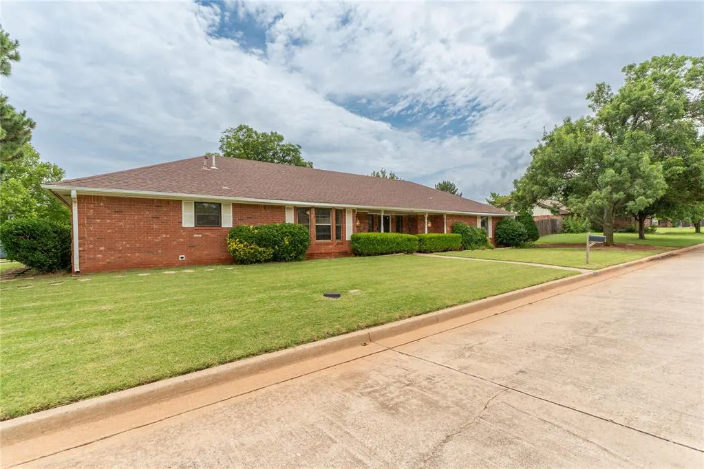 Photo 5 — 205 Randolph Road, Clinton, OK 73601