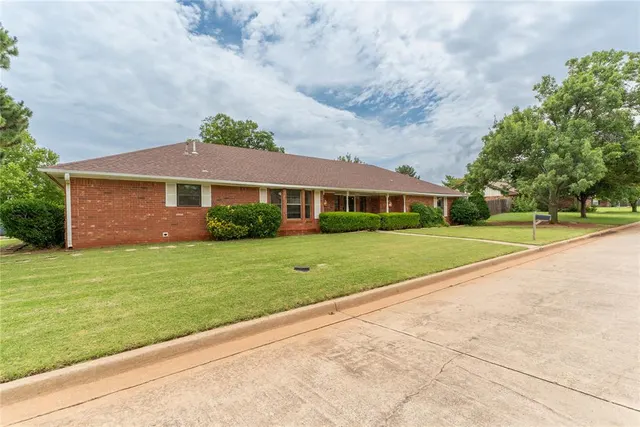 Photo 5 — 205 Randolph Road, Clinton, OK 73601