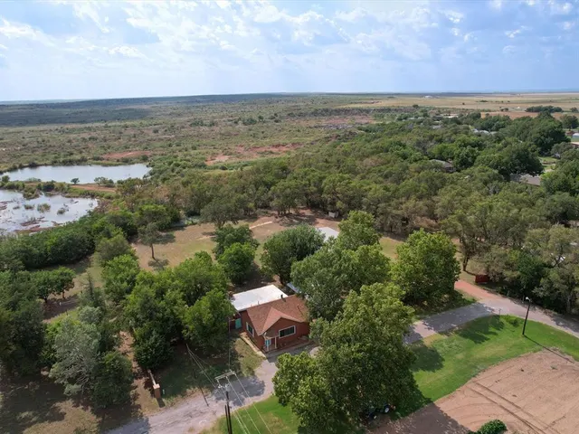 Front exterior — 111 N Crittenden Avenue, Mangum, OK 73554