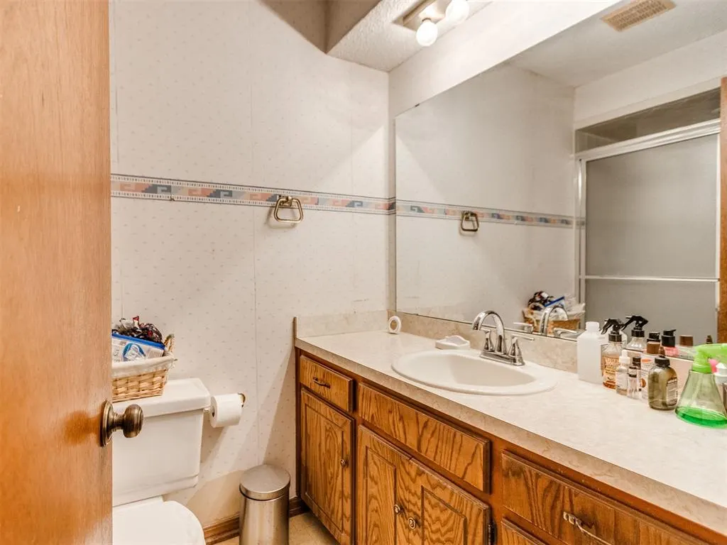 Photo 13 — 12128 N Dewey Avenue, Oklahoma City, OK 73114