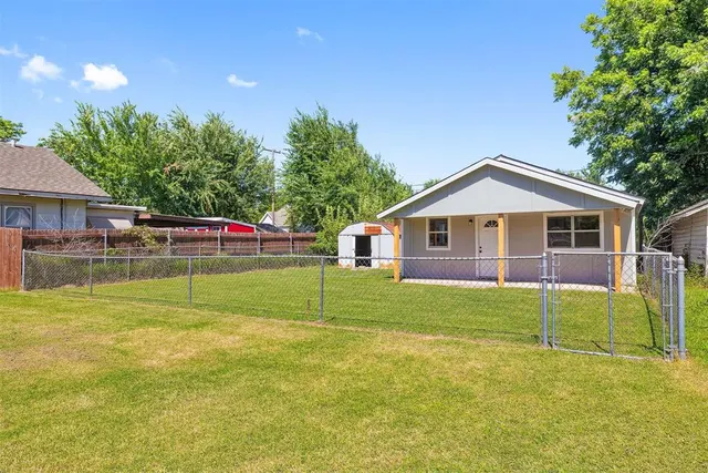 Photo 3 — 717 S Miles Avenue, El Reno, OK 73036