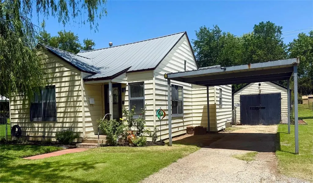 Front exterior — 817 W B Avenue, Elk City, OK 73644