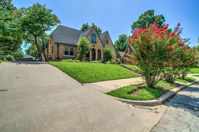 Photo 2 — 236 Edgemere Court, Oklahoma City, OK 73118