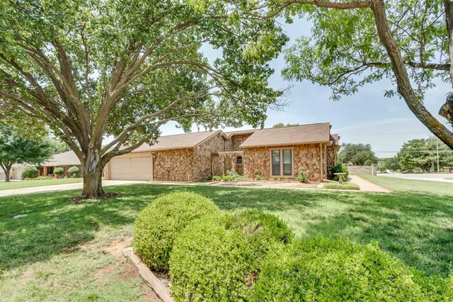 Photo 2 — 4436 Tamarisk Drive, Oklahoma City, OK 73120