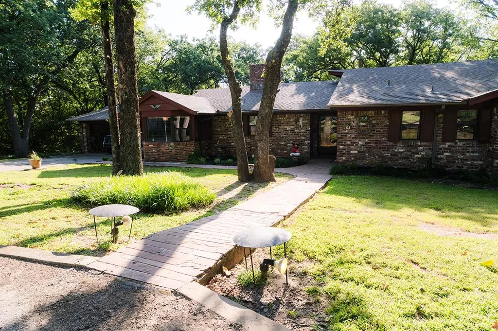 Front exterior — 102 Twin Oaks, Pauls Valley, OK 73075