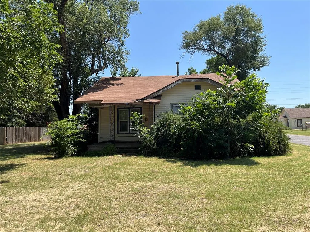 Front exterior — 1322 W Broadway Avenue, Elk City, OK 73644