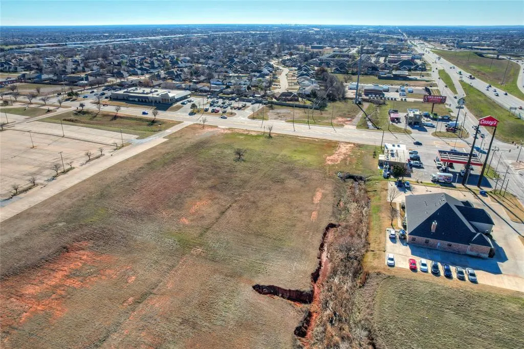 Photo 3 — 125 NE 27th Street, Moore, OK 73160