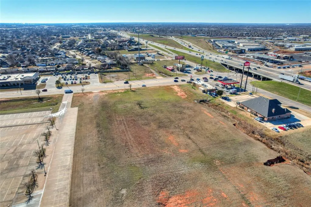 Photo 4 — 125 NE 27th Street, Moore, OK 73160