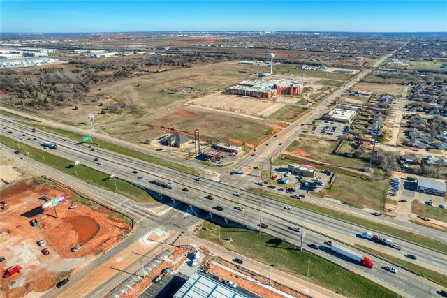 Photo 7 — 125 NE 27th Street, Moore, OK 73160