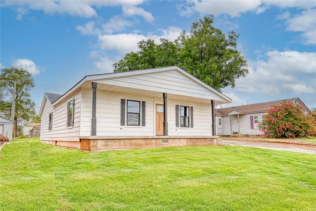 Photo 2 — 117 Shell Boulevard, Elk City, OK 73644