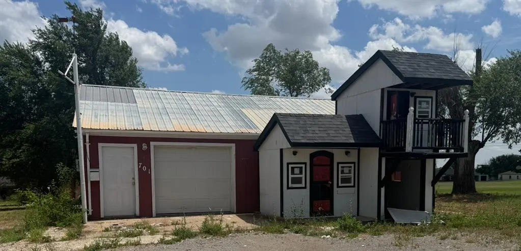 Front exterior — 701 N 6th Street, Clinton, OK 73601