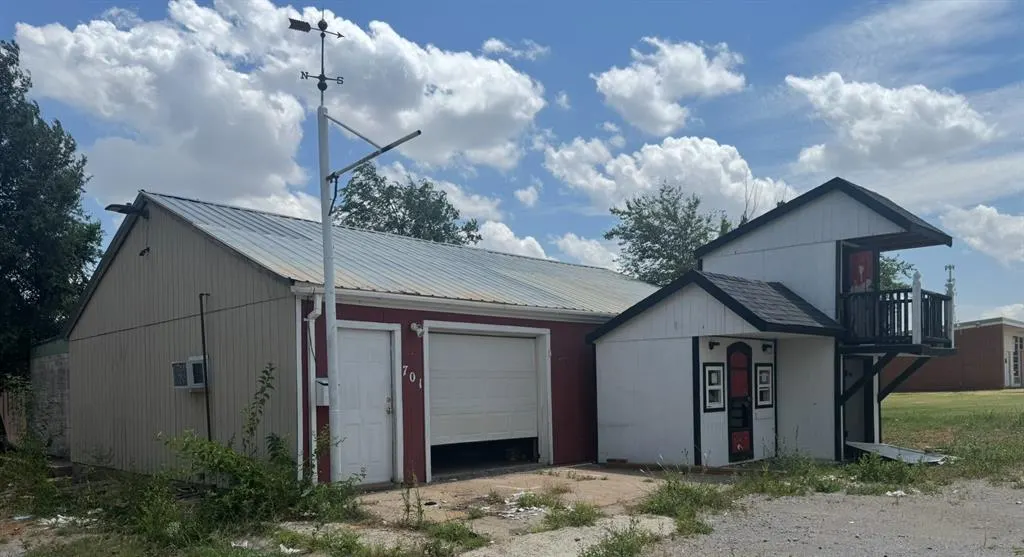 Photo 2 — 701 N 6th Street, Clinton, OK 73601