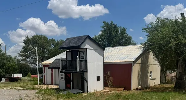 Photo 3 — 701 N 6th Street, Clinton, OK 73601